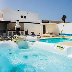  Villa Maday